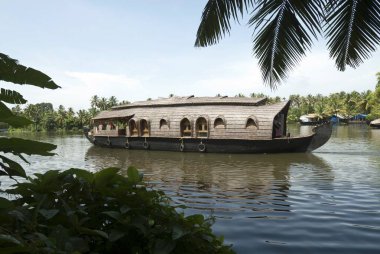 Durgun sularda yüzen ev, Kuttanad, Alleppey Alappuzha, Kerala, Hindistan 
