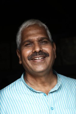 Kameraya bakan orta yaşlı adam; Marathwada; Maharashtra; Hindistan