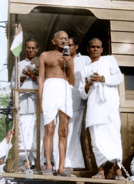 Mahatma Gandhi, Madurai, Tamil Nadu, Hindistan, Asya, 2 Şubat 1946 yakınlarındaki tren vagonundan konuşuyor. 
