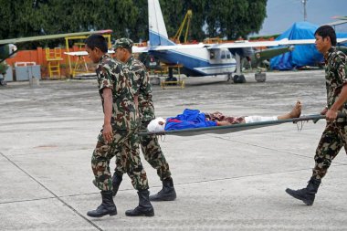 Ordu personeli yaralı kişi sedyesi, deprem, nepal, asya taşıyor. 