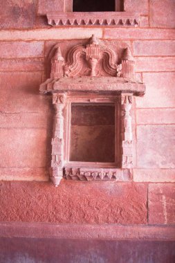 Duvarda Jodhabai Mahal, Fatehpur Sikari, Uttar Pradesh, Hindistan 'ın kırmızı kumtaşı mimarisini tutmak için dekore edilmiş küçük bir yer. 