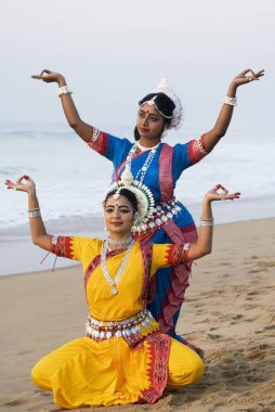 Odissi dansçıları Konarak, Orissa, Hindistan yakınlarındaki Chandrabhaga plajında gösteri yapıyorlar. 