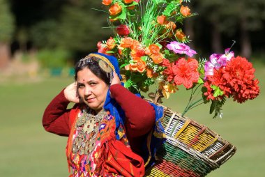 Hindistan, Himachal Pradesh 'te ellerinde tavşan tutan geleneksel elbiseli kadınlar. 