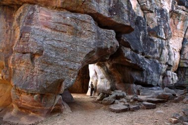 Rock Barınakları No. Bhopal yakınlarındaki Bhimbetka, Madhya Pradesh, Hindistan 