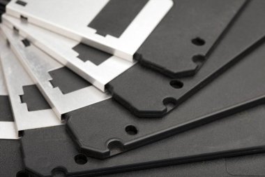 Eski siyah beyaz disketler, yakın plan. 