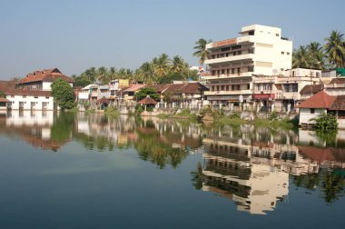 Evler ve modern yapılar Trivandrum Thiruvananthapuram 'daki Padmatheertham tankına; Kerala; Hindistan 