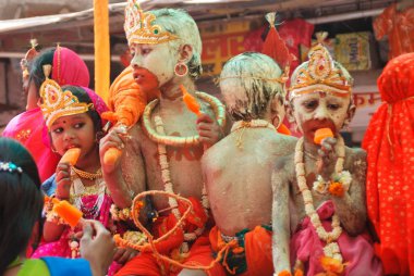 Hanuman kılığına girmiş oğlanlar ve kız Ramnavmi alayında dondurma yiyen sita, Jodhpur, Rajasthan, Hindistan  