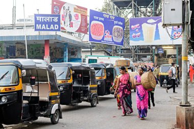 Malad Tren İstasyonu köprü üstü, Mumbai, Maharashtra, Hindistan, Asya 