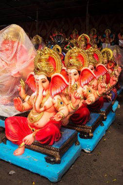 Ganesh İdolleri Pune Maharashtra Hindistan Asya 'da satılıyor. 
