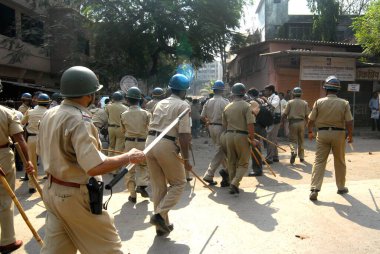 Bhandup 'ta, Dalit cemaatinin şiddet eylemlerine başvurmasının ardından, isyancılar camları kırdığında devriye gezen polis memurları Bombay, Mumbai, Maharashtra, Hindistan 