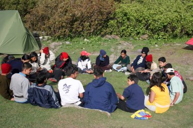 Dhundi kampında hafif anlar, Dhundi, Manali, Himachal Pradesh, Hindistan 