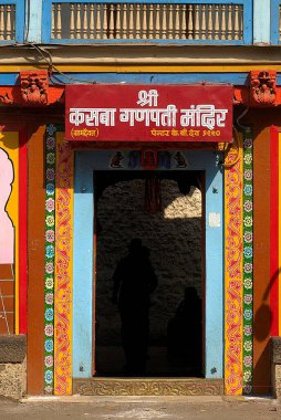 Shree Kasba Ganpati tapınağının renkli girişi çok eski ahşap yapı; Pune; Maharashtra; Hindistan