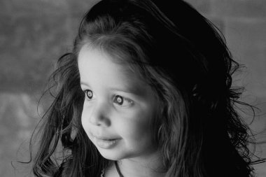 Evde poz veren sevimli Hintli kızın siyah beyaz portresi.