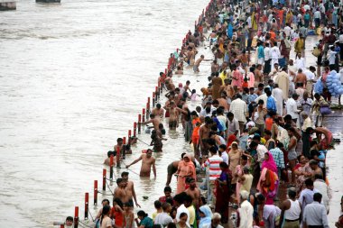 Dindarlar kutsal dalış yapıyor, Har Ki Pauri kelimenin tam anlamıyla Tanrı 'nın ayak sesleri Ganga, Uttaranchal, Hindistan kıyısındaki Haridwar' ın en kutsal Ghat 'ı olarak kabul edilir. 