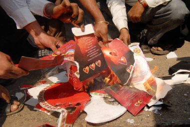 Mulund, Bombay, Mumbai, Maharashtra, Hindistan 'da sevgililer günü kartı yakan protestocu. 