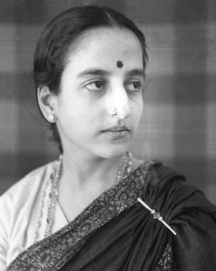 Alnında saree bindi olan Hintli kadın, stüdyoda portre, Madras, 1940 'larda Hindistan.  