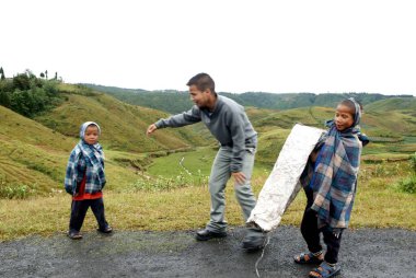 İnsan çocuklarıyla oynar; Khasi kabilesi; Shillong; Meghalaya; Hindistan