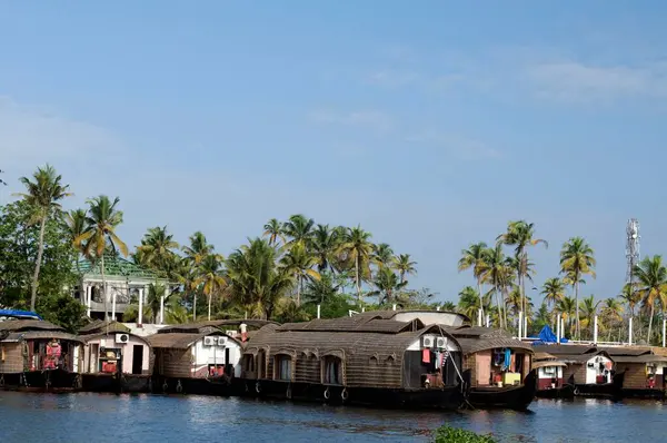Alleppey Kerala Asya 'nın arka sularına park etmiş birkaç tekne. 