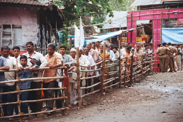 Varkari在Vithal神庙排队等候Ekadashi — 图库照片