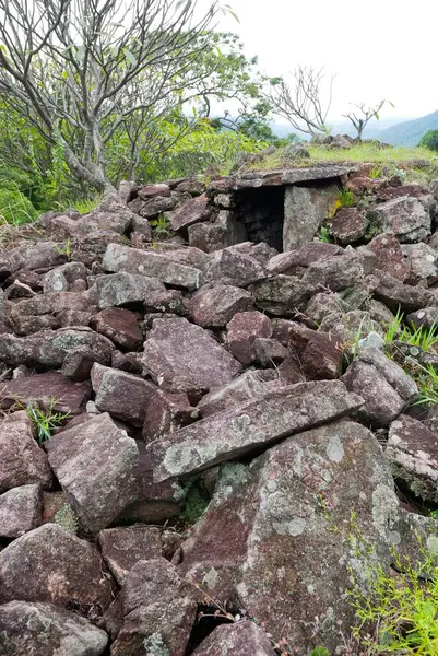 Ampetty, maraiyur, maraiyoor, Kerala, Hindistan 'da Megalitik dolmens veya muniyaras