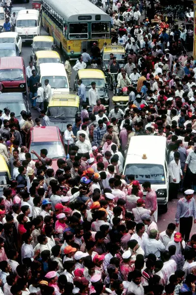 Kalabalık cadde ve trafik Lalbaug, Bombay Mumbai, Maharashtra, Hindistan  