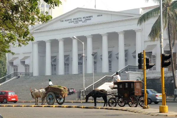 Bullock ve at arabası, Asyalı Halk Kütüphanesi Şehir Merkezi Kütüphanesi Bombay Mumbai Maharashtra Hindistan 'ın önünde duruyor.