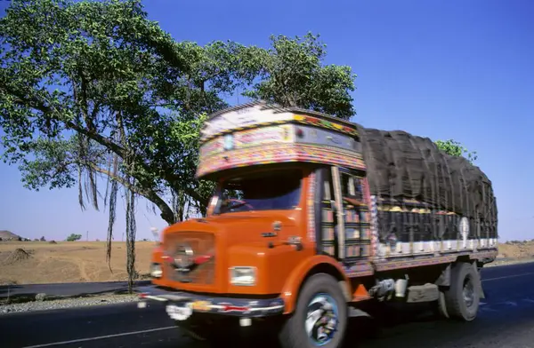 Hindistan kırsalında gündüz vakti kamyonet 