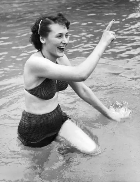穿着比基尼在水里玩耍的英国妇女 Kulri Mussoorie 北方邦 印度1940年代 图库图片