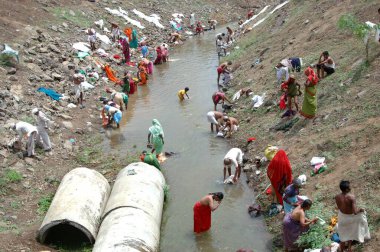 Kalabalık yıkanıp yıkanıyor, Pandarpur, Dist-Sholapur, Maharashatra, Hindistan 'da Ashadhi Ekadashi festivali  