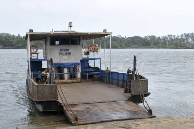 Tiracol Nehri 'ndeki feribot Goa Hindistan' daki Tiracol. 