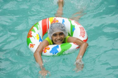 Yüzme havuzunda küçük bir kız, Raigad, Maharashtra, Hindistan, Asya