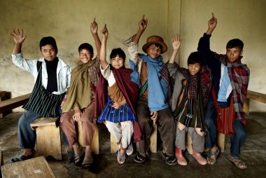 Okulda oturan kırsal çocuklar, Khasi kabilesi, Shillong, Meghalaya, Hindistan 