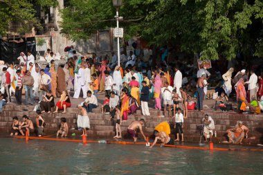 Haridwar Uttarakhand Asya 'daki Ganga nehrine dalan fanatikler 