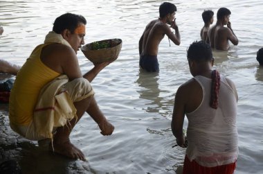 İnsanlar Hooghly Nehri 'nde, Kolkata' da, Batı Bengal 'de, Hindistan' da, Asya 'da banyo yapıyorlar. 