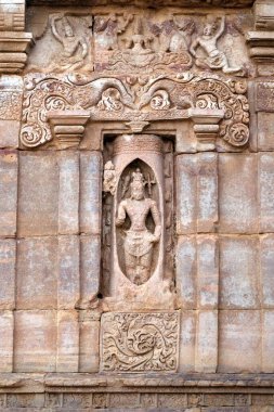 UNESCO Dünya Mirası Alanı; Virupaksha Tapınağı 'ndaki ateşli Linga heykelinden çıkan Shiva Kraliçe Lokamahadevi tarafından Pattadakal' da, Karnataka 'da ve Hindistan' da inşa edilen Dravidiyan mimarisidir.