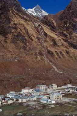 Küçük kasaba ve dağlar, Kedarnath, Uttarakhand, Hindistan, Asya