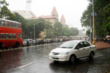 Bombay Mumbai, Maharashtra, Hindistan 'da yoğun yağmur taşıma sistemi veya trafik 