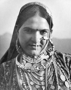 Hindistan kırsal kesiminden geleneksel elbiseli kadın Jaunsar Bhabar, Himalaya, Hindistan 'da 1940' larda burun halkası takmış. 