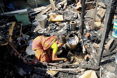Hutment sakinlerinin eşyaları Bombay Mumbai, Maharashtra, Hindistan 'daki Ghatkopar' da Asalpha 'da yangında yok edildi. 