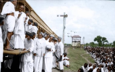 Mahatma Gandhi, Hindistan, Asya, Şubat 1946 'da tren vagonundan konuşuyor. 