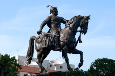 Hindistan, Bombay, Mumbai, Maharashtra, Hindistan yakınlarındaki Shivaji mihracesi heykeli. 