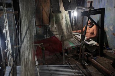 Varanasi Uttar Pradesh Hindistan 'da Banarasi sarisi dokumak 