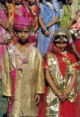 Hindistan 'da gündüz vakti şirin bir çocuk evliliği.