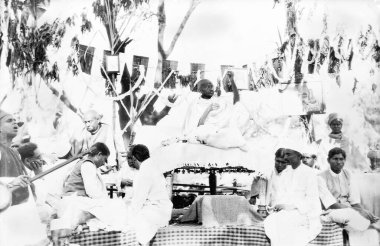 Mahatma Gandhi 1929 'da halka açık bir toplantıda takli Milli' sini çalıyor.