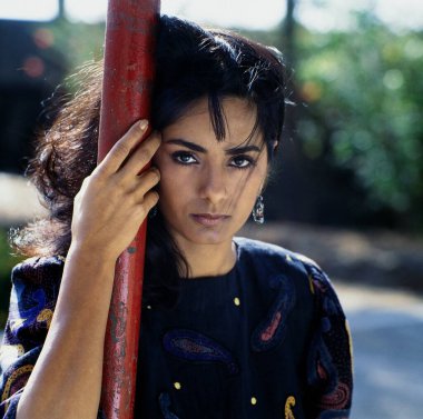 Kitu Gidwani 'nin portresi sırığa yaslanıyor, Hindistan, Asya 