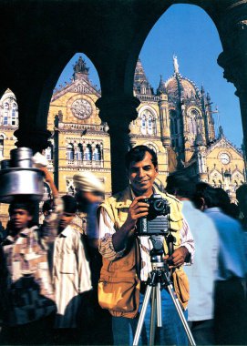 Güney Asyalı fotoğrafçı Pradeep Chandra VT istasyonunun dışında.