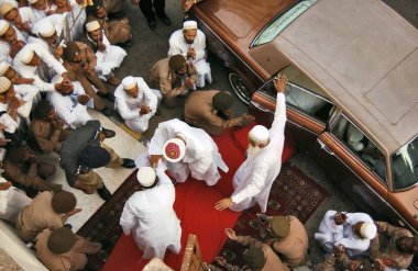 Bohra cemaati üyeleri, Hindistan 'ın dini lideri Syedna' dan kutsama talebinde bulunuyor.