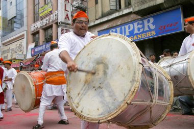 Tanrı Ganesh 'e tapan fil Tanrı' ya yöneldi; Ganesh Ganesh festivali, Pune; Maharashtra; Hindistan 'da geçit töreni vesilesiyle Dhol müzik aleti çalıyor. 