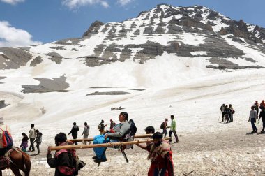 Pilgrim mahagunas ganesh top, amarnath yatra, Jammu Kashmir, Hindistan, Asya 'ya geçer.