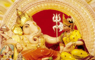 Hindistan 'ın Maharashtra Asya' sında mandallı oturan Lord Ganesha 'nın putu.
